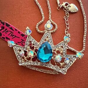 👑 Betsey Johnson stunning crystal embellished crown 👑